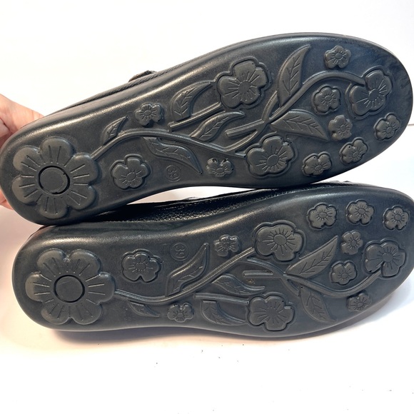 Pierre Dumas Black Flats with Cutout Design - Picture 3 of 8